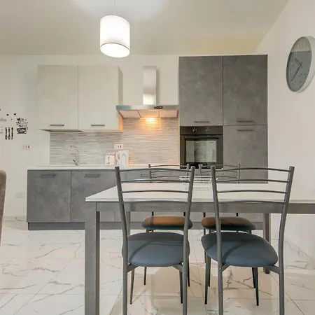 Apartament Cosy 1br With Full Amenities In By 360 Estates *